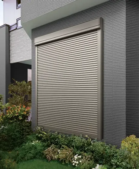 住宅の窓に取り付けたシャッター